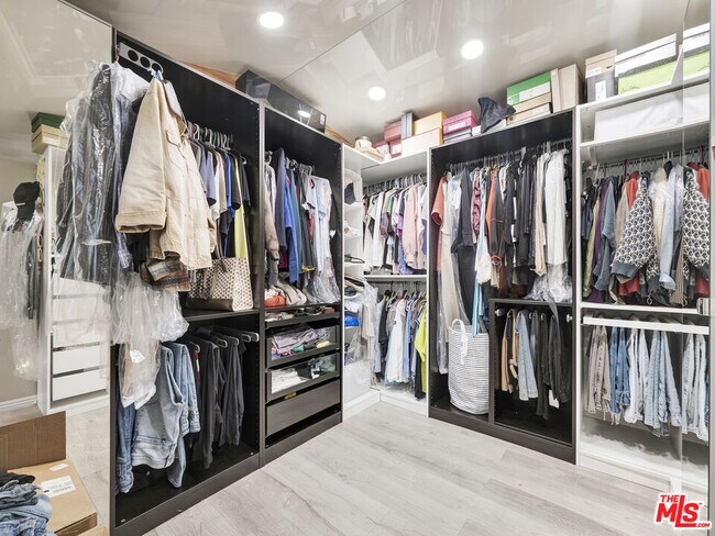 Building Photo - 6842 Ranchito Ave