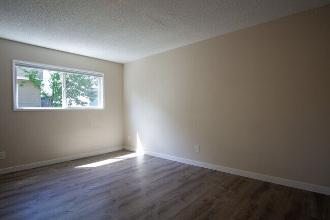 Building Photo - Spacious 2 Bedroom with Stylish Updates + A/C, W/D, D/W!