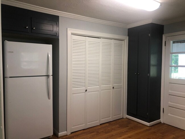 Building Photo - Updated Brick Ranch Conveniently Located