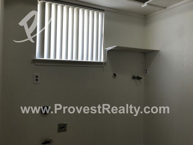 Building Photo - Cute 2 Bedroom 1.5 Bath Home in Victorvill...