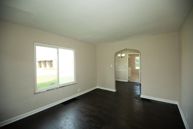 Building Photo - 2 Bed 1 Bath Home located in Warren Township