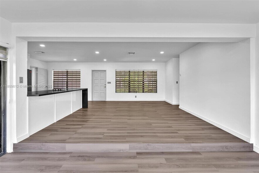 Building Photo - 418 S 57th Way