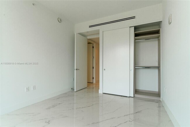 Building Photo - 15701 Collins Ave