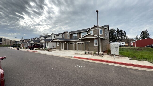 Building Photo - Chernishoff Seven Oak Luxury Duplex