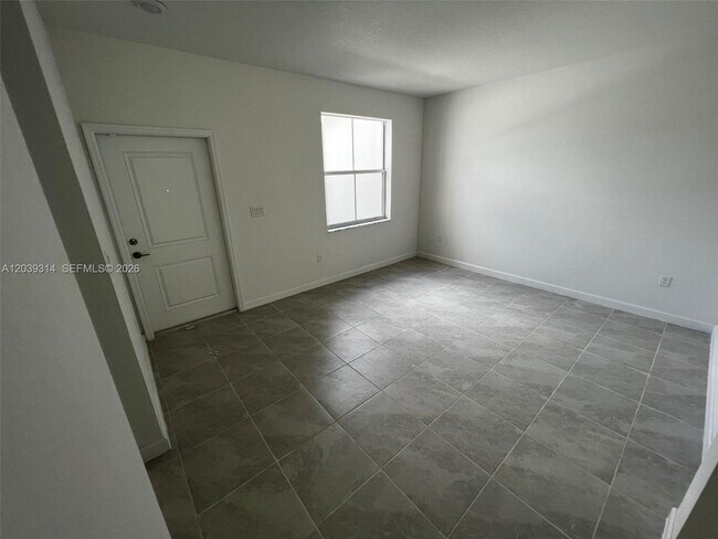 Building Photo - 1810 SE 26th Ter
