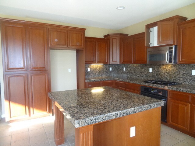 Building Photo - Huge home in Elk Grove