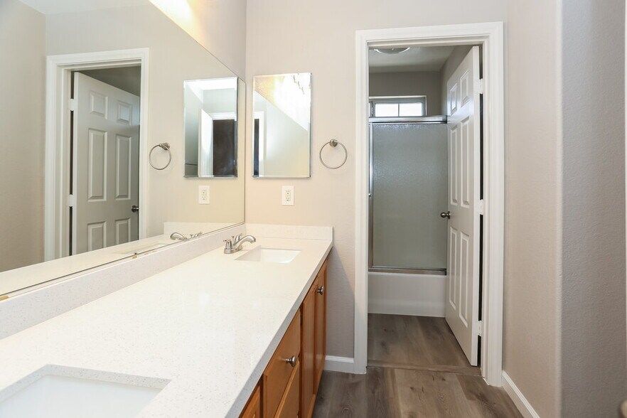 Building Photo - 5284 Vine Hill Ct