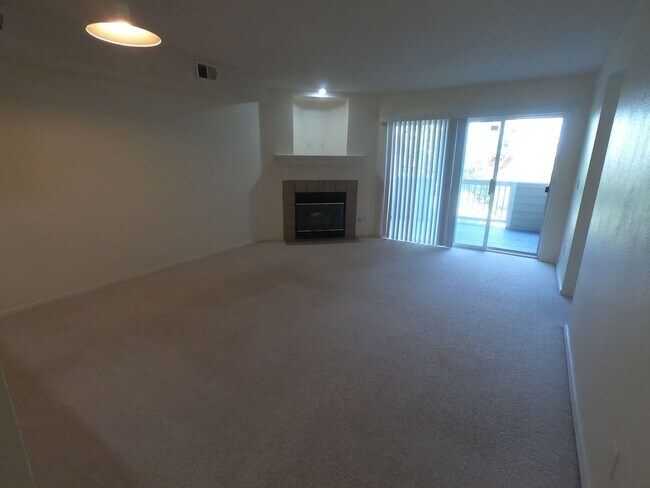 Building Photo - 2850 Aurora Ave