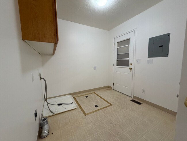 Building Photo - Welcome to this Two-Bedroom Duplex in Santaquin, UT
