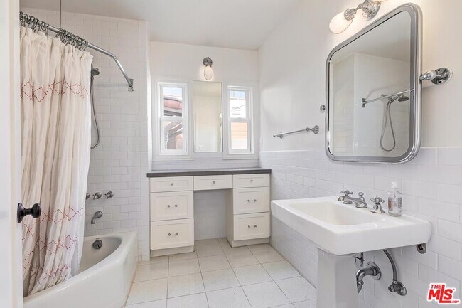 Building Photo - 503 N Vista St