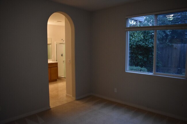 Building Photo - 570 Barclay Way