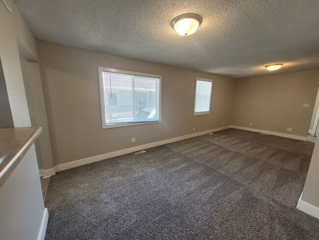 Building Photo - 2 Bedroom, 2 Bathroom Home with large garage!