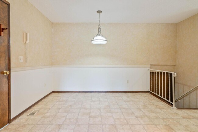 Building Photo - Spacious, well-cared for 4-bdrm/3-bath split-level—Family/laundry rooms, backyard, garage
