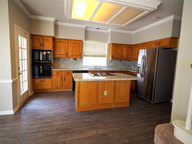Building Photo - 15122 Greenleaf Ln