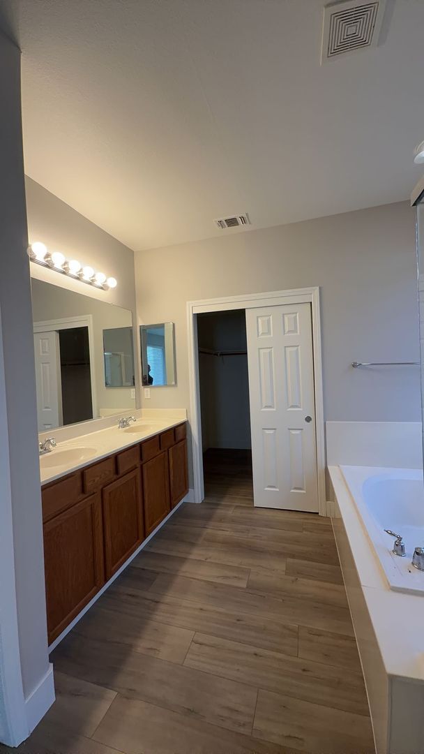 Building Photo - 2390 River Rock Dr