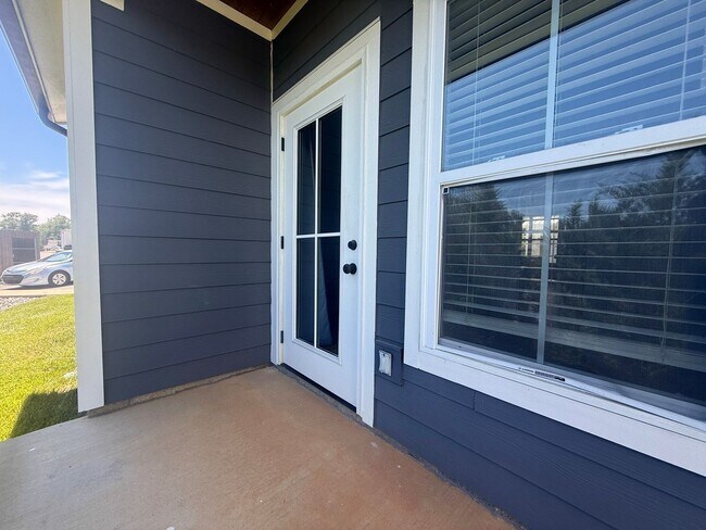 Building Photo - 3-Bedroom Townhome with Pool Access Near Downtown Cookeville