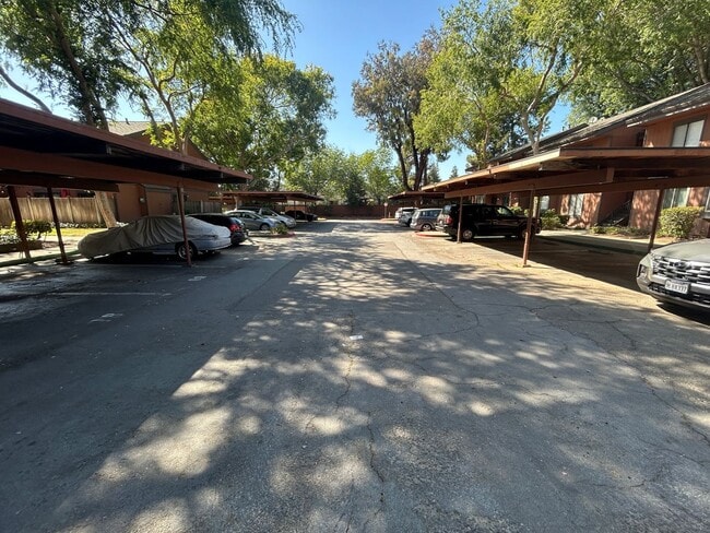 Building Photo - Nice 3br/1.5ba Town Home. Great school. Wa...