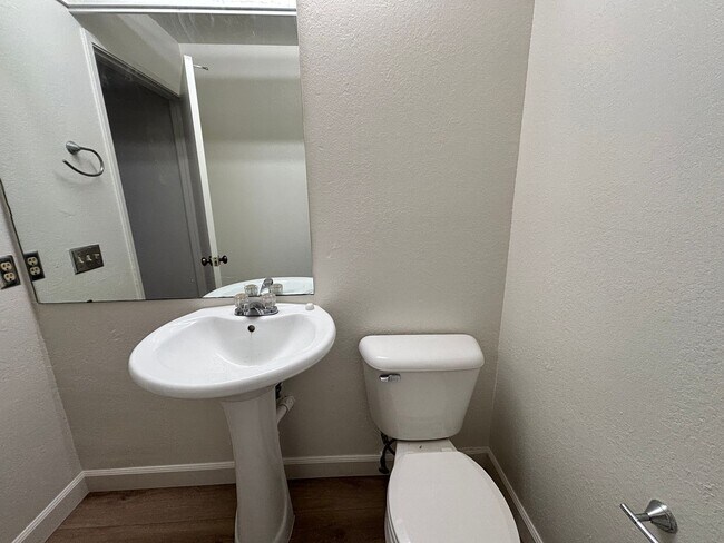 Building Photo - Spacious Updated Bonita Condo