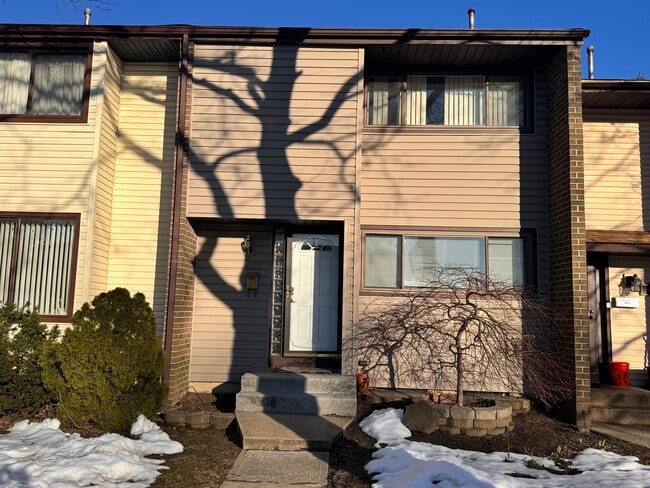 Building Photo - 489 Madison Dr