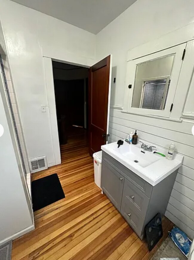 Building Photo - 4 Bedroom House Available Next to UC Campus