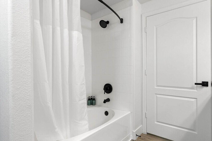 Building Photo - 875 W Pecos Rd