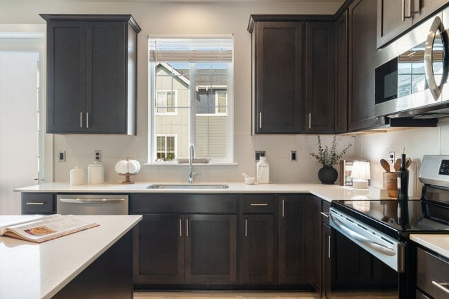 Building Photo - Spacious 3-Bed Townhome in Desirable Pond Community | Bothell - $3,200!!!