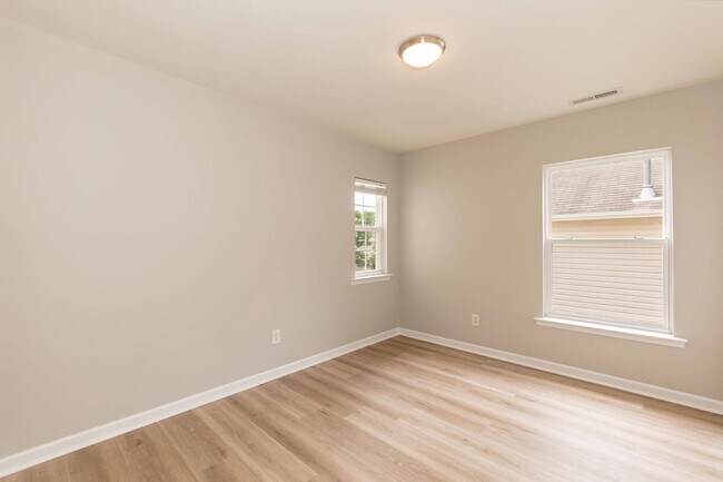 Building Photo - Four Bedroom Home in Sought After Neighborhood!