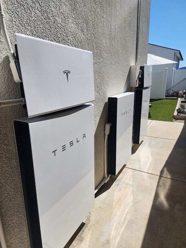 Building Photo - Gorgeous Home with 5 Bedrooms, 3 Baths, So...