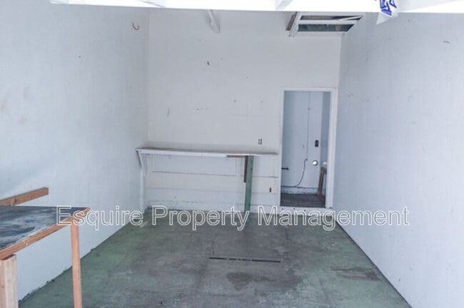 Building Photo - 2044 Chapel Dr