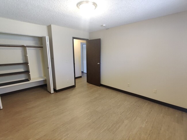 Building Photo - Central Kennewick Duplex for Rent