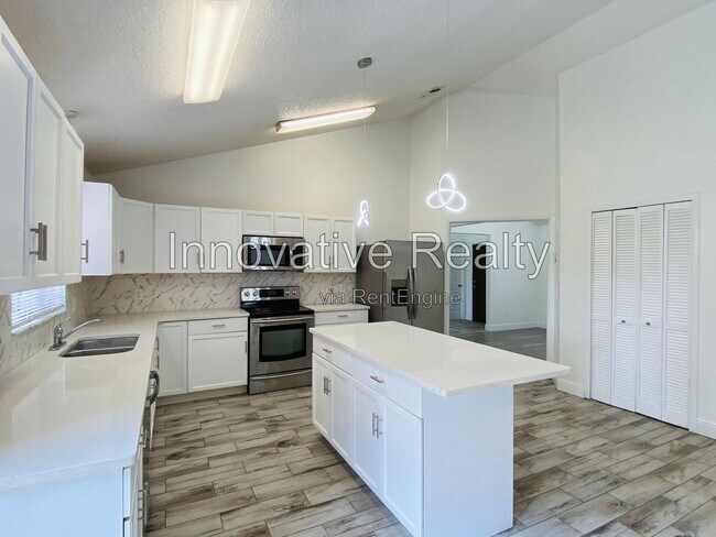 Building Photo - 6400 Lake Horseshoe Dr
