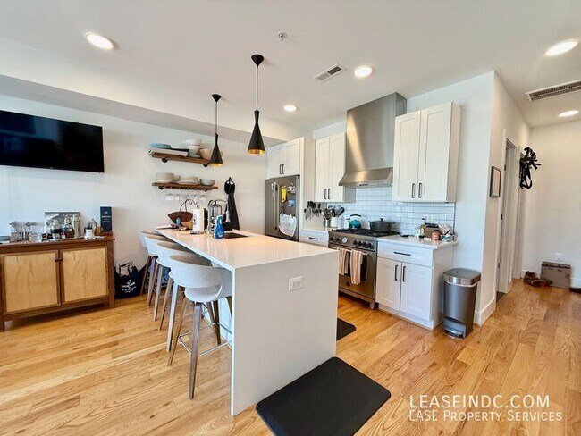 Building Photo - 1719 D St NE