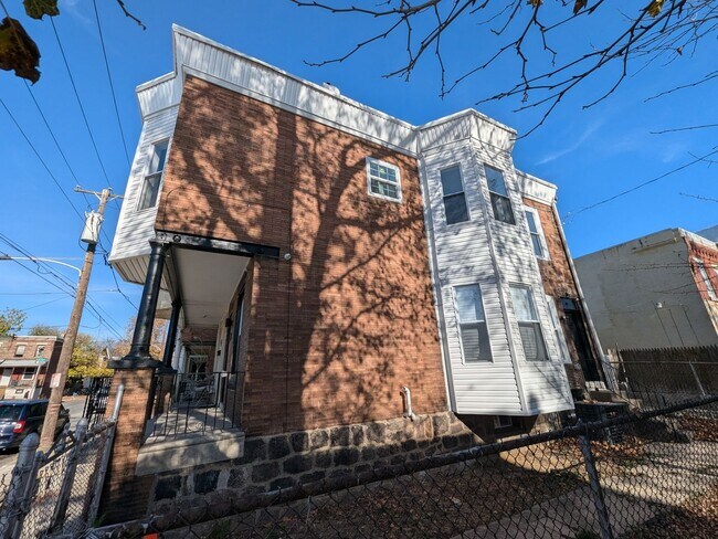 Building Photo - Gorgeous Home - West Philadelphia