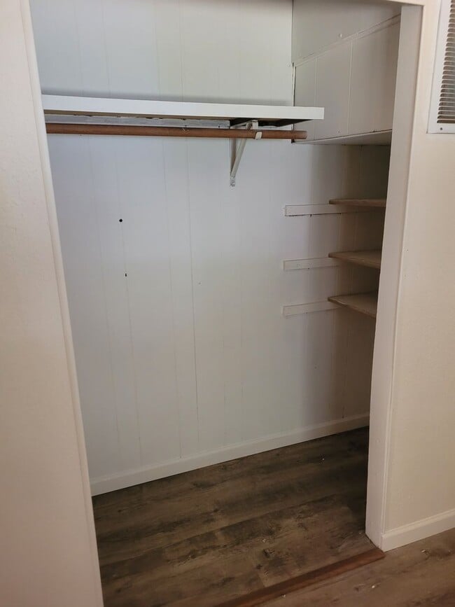 Building Photo - 2 bedroom 1` bath