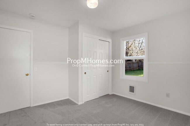 Building Photo - Cozy Two Bedroom Home in Willamette on a Massive Lot!