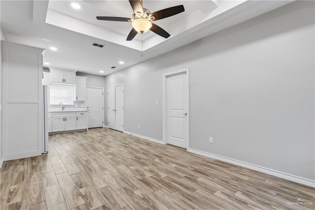 Building Photo - 2809 E Israel Ave