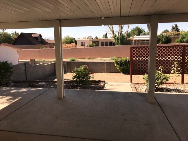 Building Photo - 3 bed 2 full bath