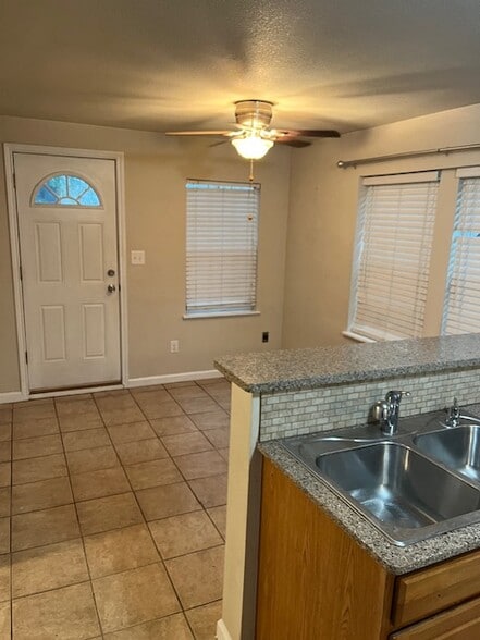 Building Photo - 710 E North 11th St