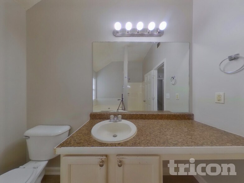Building Photo - 3028 Stonebridge Creek Dr