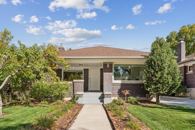 Building Photo - 1041 Yale Ave S