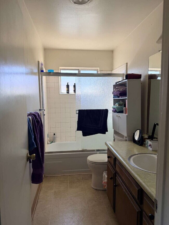 Building Photo - Private bedroom within a 4 Bed / 3 Bath Duplex in Central Davis — Available now.