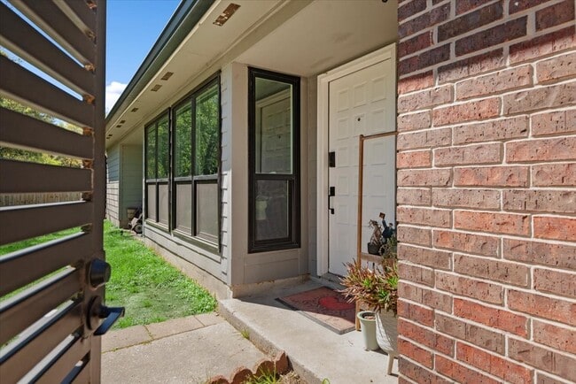 Building Photo - 88 W High Oaks Cir