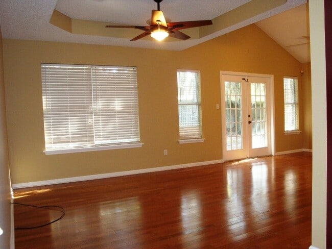 Building Photo - Comfortable 3BR/2BA Home with Open Floor Plan, Vaulted Living Room & Privacy-Fenced Backyard