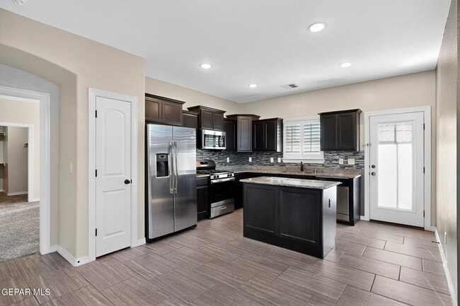 Building Photo - 220 S Manzanita Dr