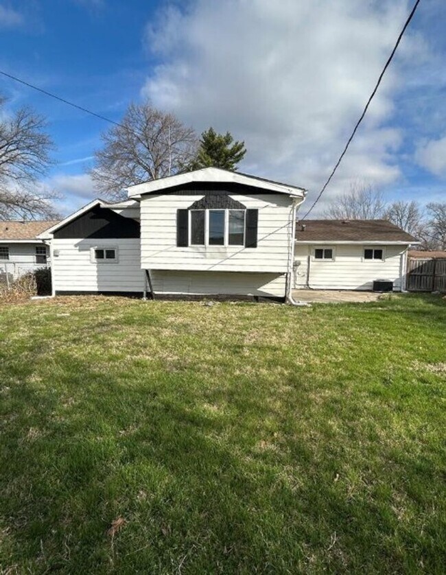 Building Photo - 20 Leonard Dr