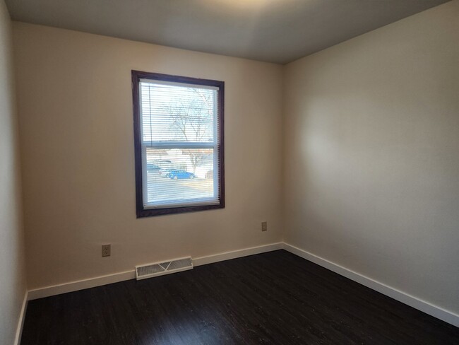 Building Photo - "3-Bed Townhouse with 1.5 Baths in Appleton!