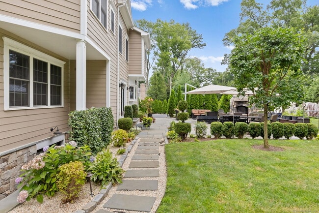 Building Photo - 354 Oaklawn Ave
