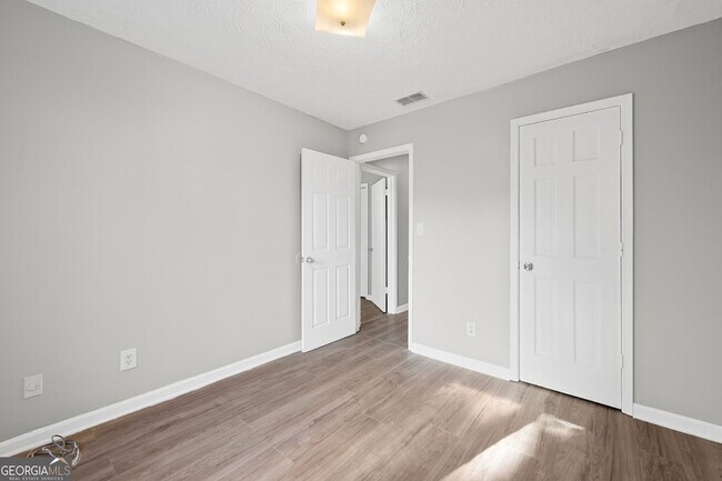 Building Photo - 2127 Golfview Dr SE