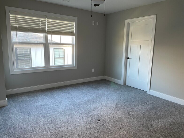 Building Photo - 1639 Helmsdale Dr