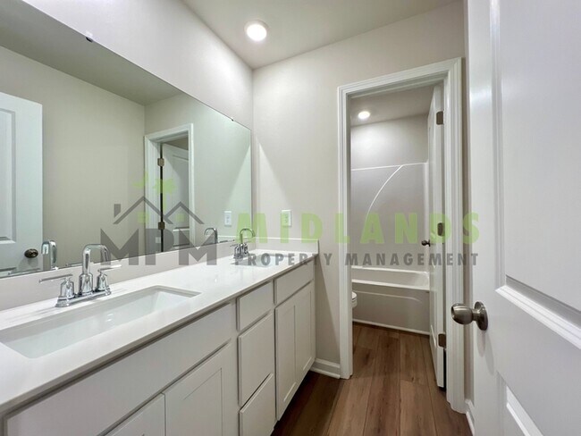 Building Photo - 142 Parkwood Ct